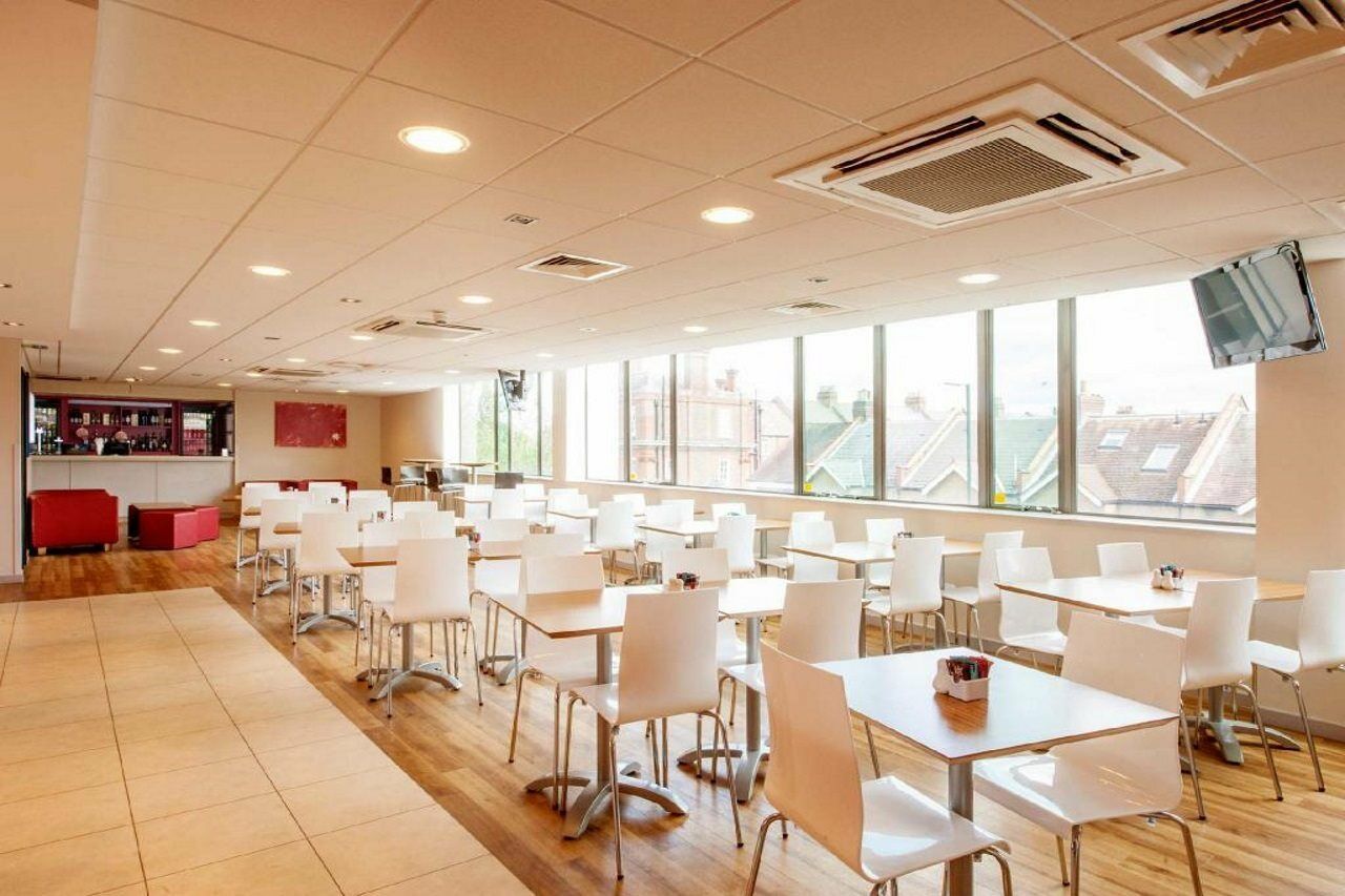 Travelodge London Teddington Eksteriør bilde